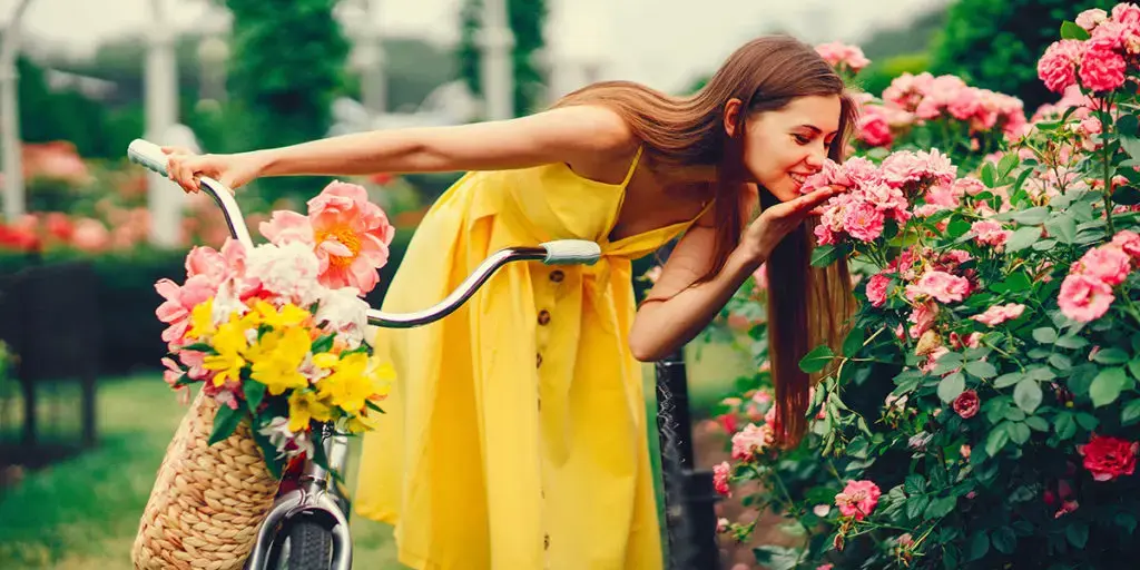 Blog_Image_Woman_and_Flowers_Spring.jpg